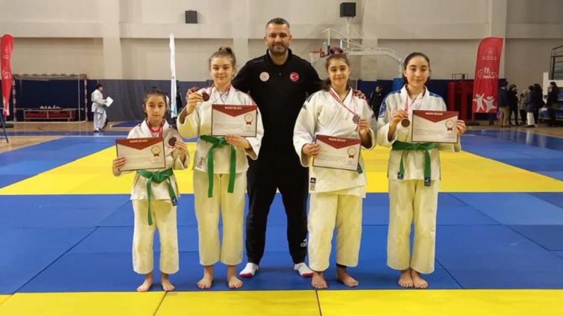 Öğrencilerimiz Judo' da Türkiye Şampiyonası Finallerine Katılmaya Hak Kazandı.